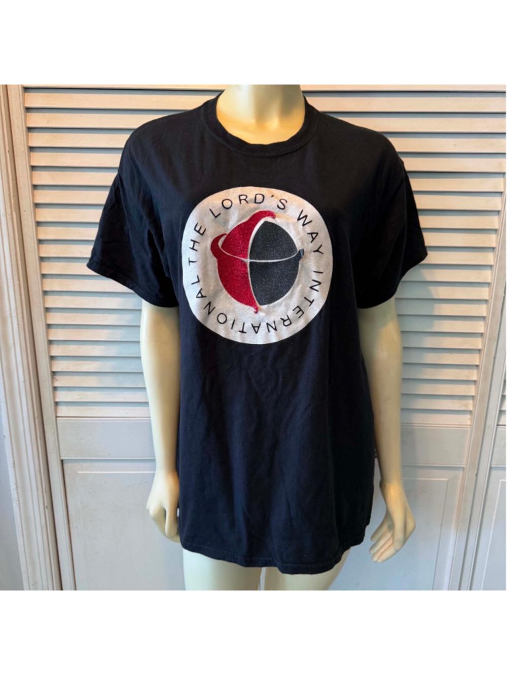 Gildan Black Short Sleeve Tee with Red Graphic Size Large